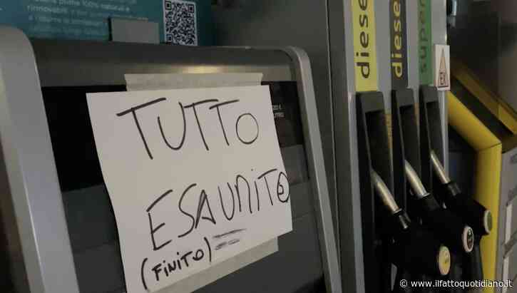 Carburante esaurito a Napoli per le proteste degli autotrasportatori. Lunghe code davanti alle stazioni aperte: “Situazione surreale”