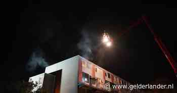 Brandweer redt twee bewoners uit brandende flat