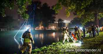 Duikers halen drenkeling uit water in Arnhem