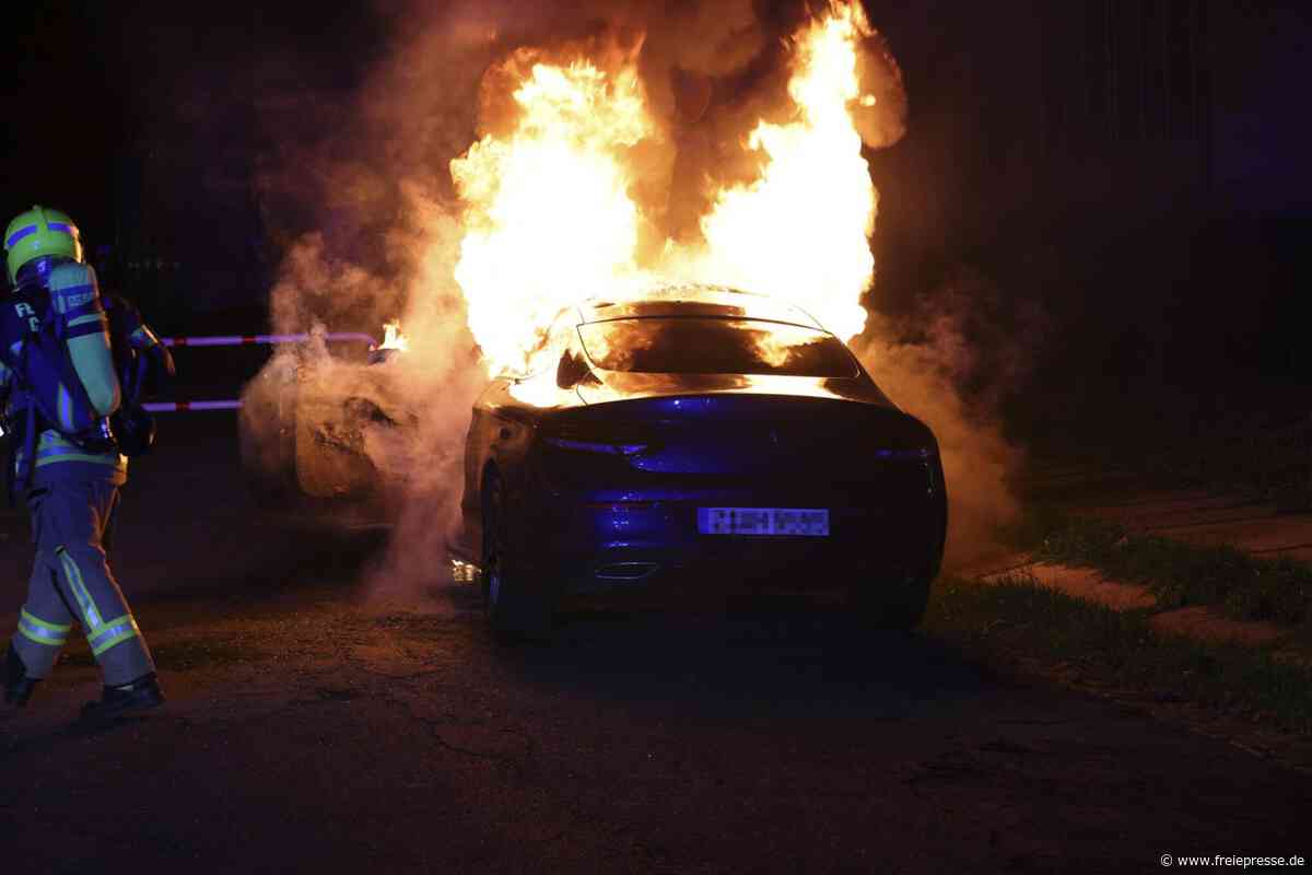 Mercedes auf Chemnitzer Sonnenberg steht in Flammen