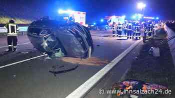 Heftiger Unfall auf der A94: Auto überschlägt sich mehrfach – zwei Verletzte