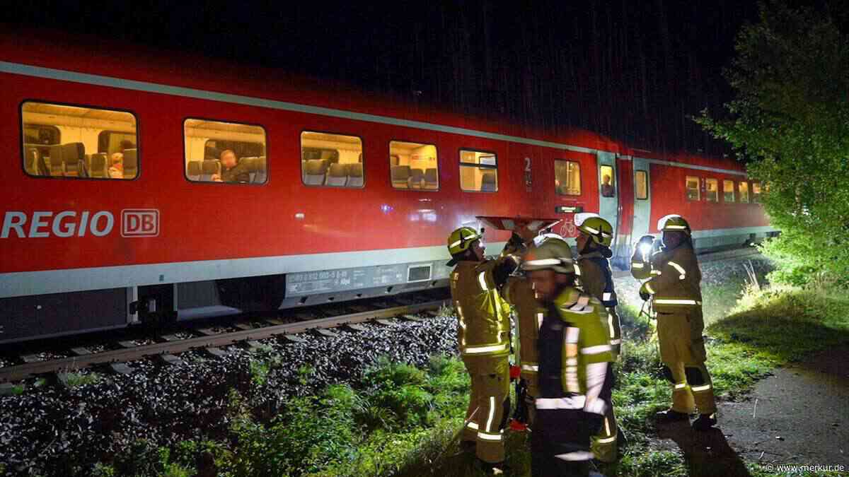 Zug kracht in Transporter: Bahnstrecke in Bayern gesperrt