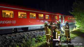Zug kracht in Transporter: Bahnstrecke in Bayern gesperrt