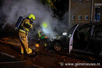 Auto vliegt tijdens rijden in brand, bestuurder met schrik vrij