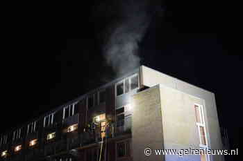 Brandweer redt twee bewoners met hoogwerker bij flatbrand