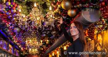 Eigenaresse Roos (25) hangt haar café vol met 30.000 kerstballen: ‘Ik had het gezien in een Amsterdamse kroeg’