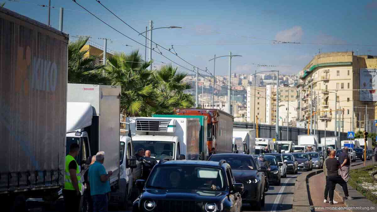 Bauern und Lkw-Fahrer machen dicht: Diesel-Wut sorgt an Autobahn-Mautstellen in Italien für Stau