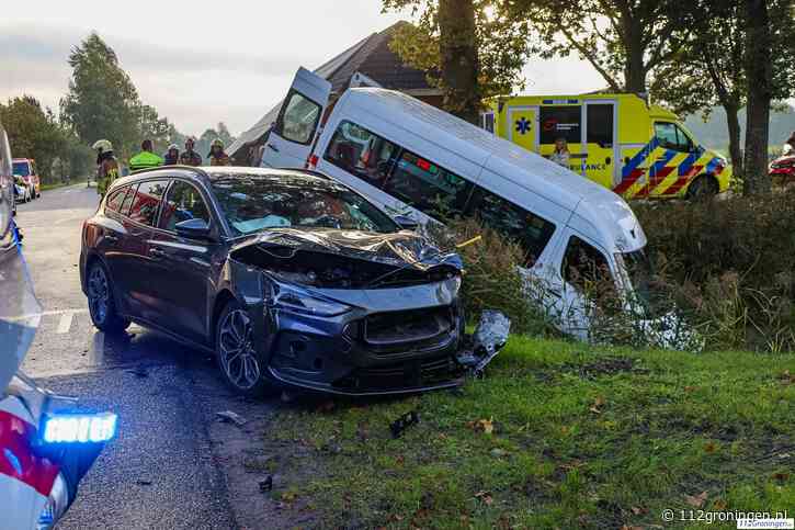 Taxibus belandt half in sloot na aanrijding in Zevenhuizen, brandweer bevrijdt slachtoffer (update)
