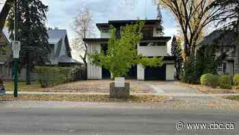 Owner of Saskatoon's stalled 3-storey house calls learning of zoning violations 'devastating'