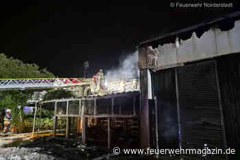 Feuer in Einkaufspassage: Feuerwehr sägt Flachdach auf