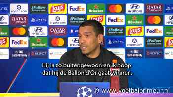 Van Bronckhorst wijst favoriet voor Ballon d'Or aan: 'Hij is zo buitengewoon'