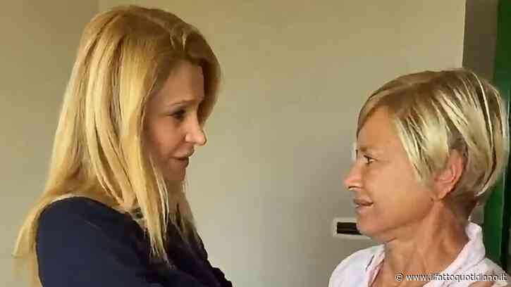 “Piange la mia amica, come si fa? Mi spieghi a cosa ti servono le gomme da masticare adesso?”: Adriana Volpe visita in ospedale Antonella Elia e trattiene a fatica le lacrime