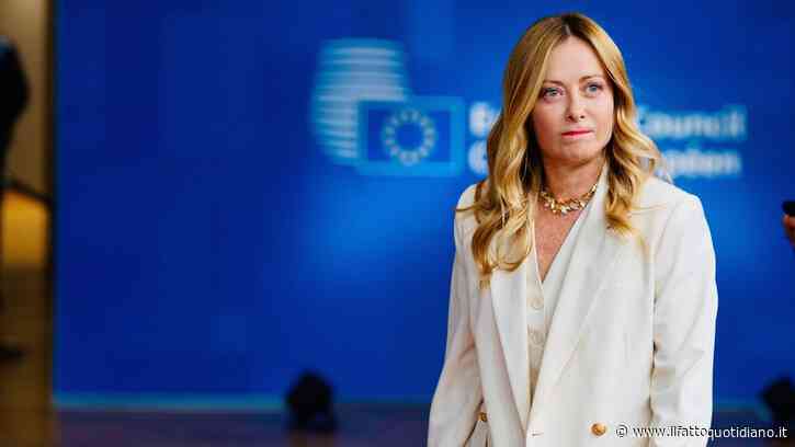 Giorgia Meloni “non contraria” al divieto social per i minori. Opposizioni: “Stupiti, lo blocca da un anno. Teme Trump e Big Tech?”