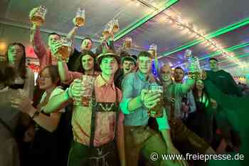 Oktoberfest-Premiere in Heinrichsort: Dirt-Wiesn lädt ins Tausend-Mann-Zelt