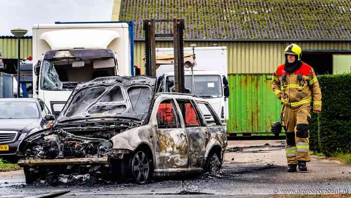 Brandende auto snel uit loods gereden, medewerkers voorkomen grotere brand