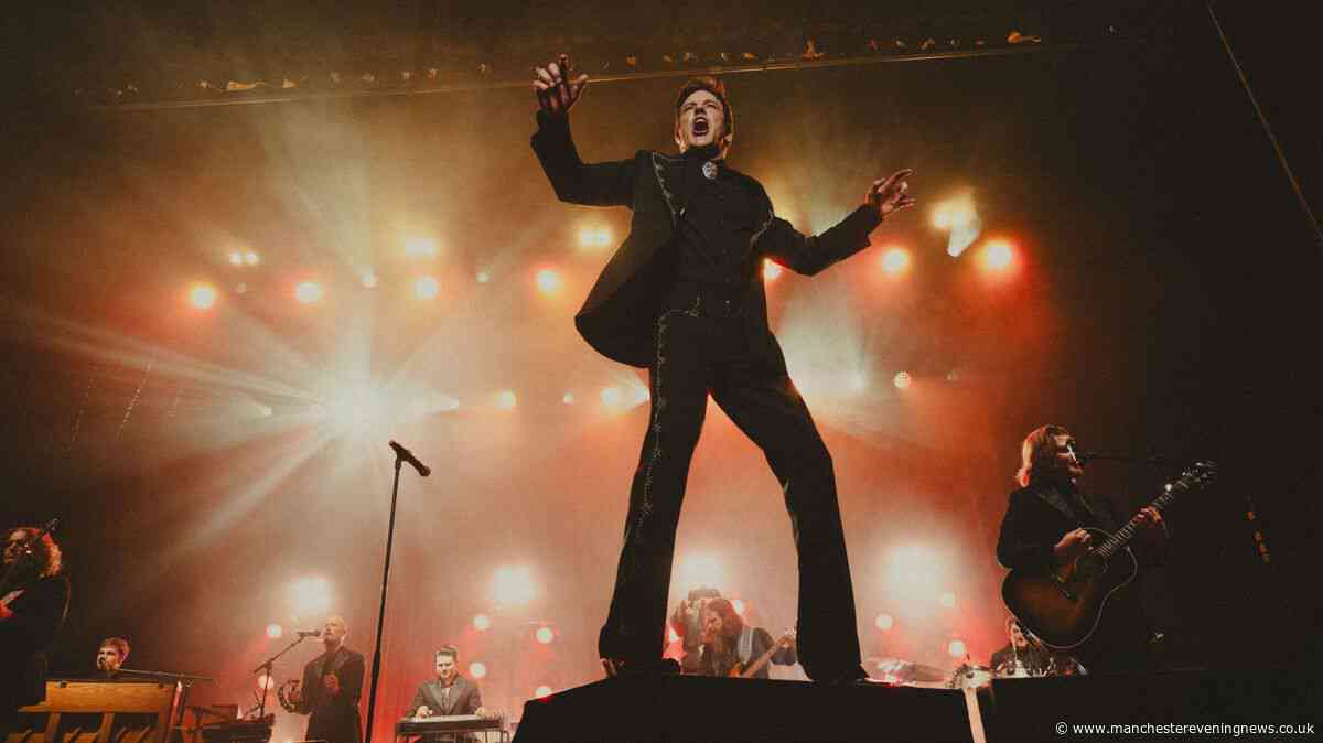 Technology Addiction Icon Review: The Killers icon Brandon Flowers briefly halts show and pays ...