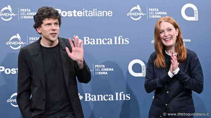 “Non è mai troppo tardi per diventare se stessi”, Julianne Moore alla Festa del Cinema di Roma. Jesse Eisenberg le cuce addosso un ruolo tra teatro, comicità ed emancipazione