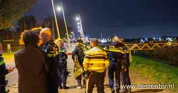 Jongeman springt in het water in Lelystad: duikteam van de brandweer moet in actie komen