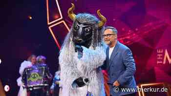 Matthias Opdenhövel demoliert im Finale den Siegerpokal von „The Masked Singer“