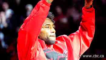 Raptors fans welcome Kawhi Leonard back to the 6ix | The Moment