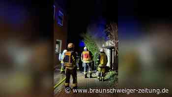 Brand in Osterode am Harz: Feuerwehr löscht Feuer in Holzunterstand