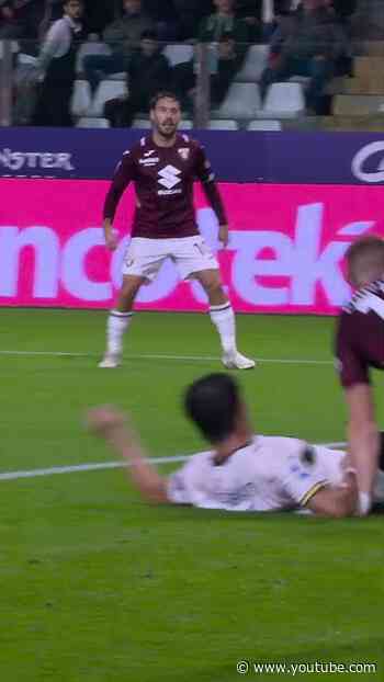 Che chiusura Comuzzo! 🤯🧱 #torinofc #seriea