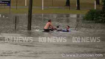Australia: Bystanders dive into floodwaters to save trapped driver