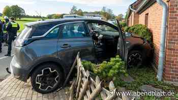 Unfall an der Landesgrenze: Opel verfehlt Hauswand um wenige Zentimeter