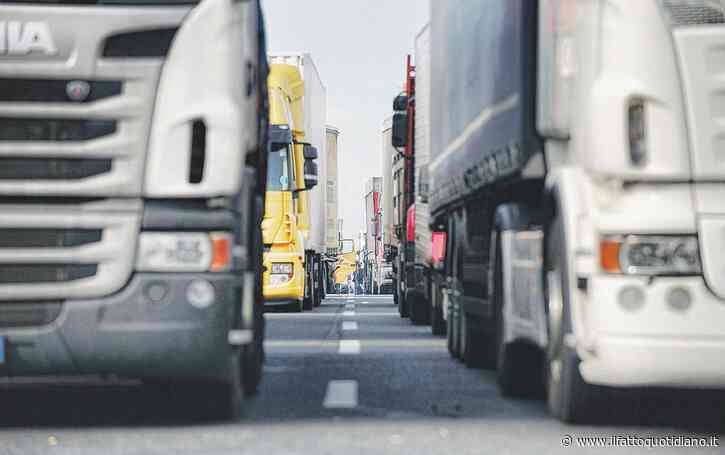 Blocchi degli autotrasportatori: la spaccatura interna e i cittadini che appoggiano i presidi (nonostante disagi e perdite) e chiedono di resistere
