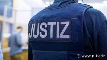 Mann verliert Beamtenstatus: Justizbeamte wegen rassistischen Chats verurteilt