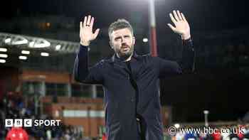 Carrick carrying on but senior Man Utd figures concerned by performances