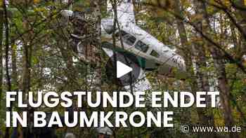 Trainingsflug endet in Baumkronen – Maschine steckt stundenlang fest