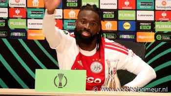 Must see: Ajax-spits Tolu krijgt compliment en laat perszaal stuk gaan met reactie