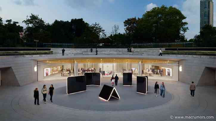 Giant iPhone Duo Displays Coming to Four Apple Stores