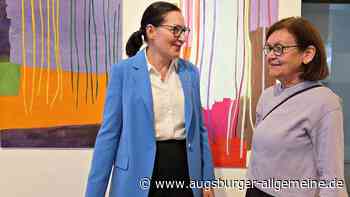 Ausstellung in Neuburg: Diese Künstlerin spricht mit ihren Farben