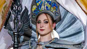 When a flight attendant becomes a dragon queen