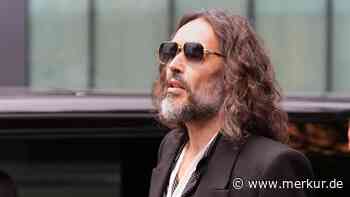 Lachte er nach Übergriff? Mutmaßliches Opfer wirft Russell Brand im Prozess grobe Gewalt vor