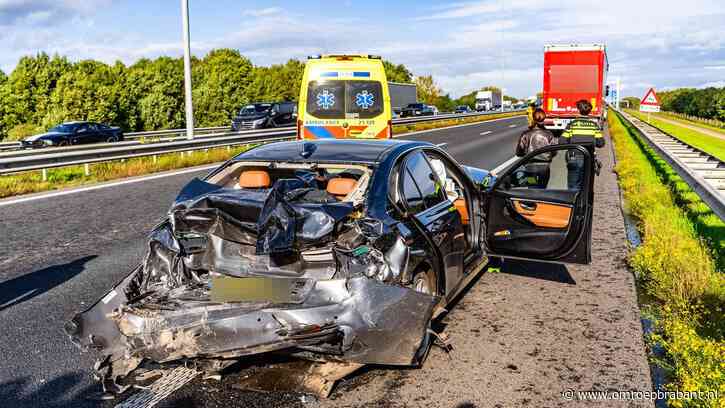 Ravage na botsing auto's en vrachtwagens op A73, rechterrijstrook dicht
