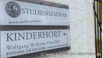 Eingangstor des Neuburger Studienseminars angefahren: Polizei sucht Zeugen