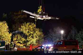 Bielefeld: Flugzeugwrack mit Spezialkran geborgen