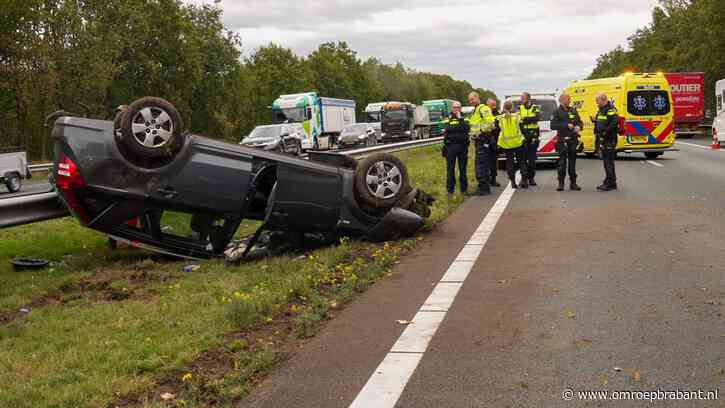Auto slaat over de kop op A67 bij Liessel, bestuurder naar ziekenhuis