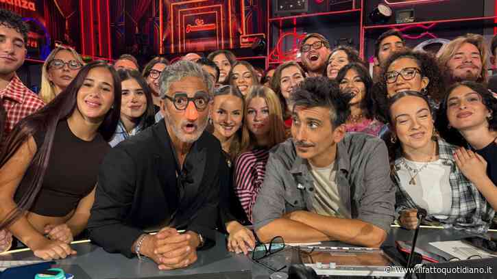 “Mi hanno fermato marito, moglie e suocera. Mi hanno detto: ‘Ti amiamo, ci facciamo un selfie?’. Li ho menati. Non ho nemmeno le guardie del corpo ho dovuto fare tutto da solo!”: Fiorello ironizza sul “caso Fedez”