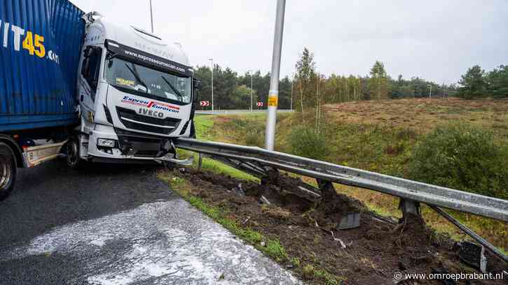 Vrachtwagen geschaard op knooppunt A58 en A16 bij Breda, weg dicht