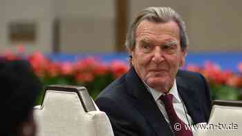 Ehrengast zur Eröffnungsfeier: Alt-Kanzler Gerhard Schröder bei Kongress in China