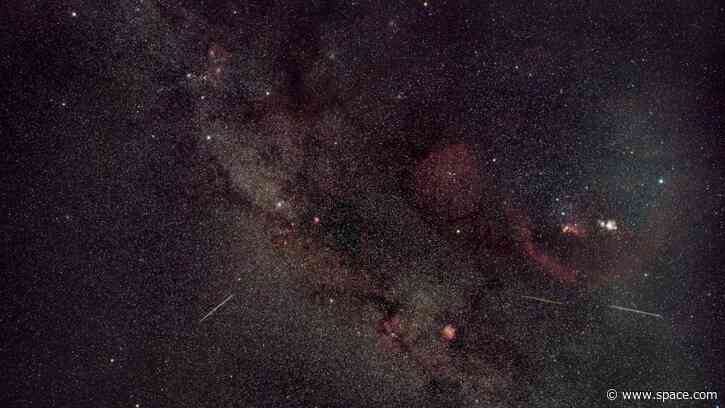 Halley's Comet dazzles from afar in spectacular astrophoto of Orionid meteor shower