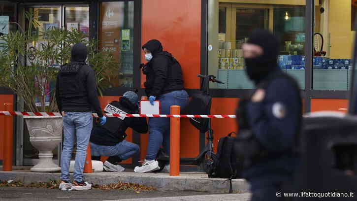Francia, uomo apre il fuoco da un’auto vicino Parigi: un morto e cinque feriti. Macron: “Attentato terroristico razzista”