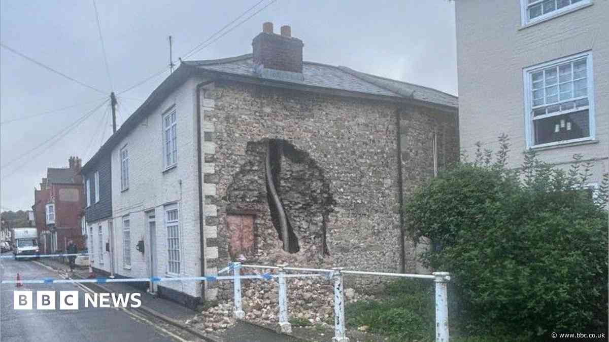 Road closure and evacuation amid 'unsafe' building