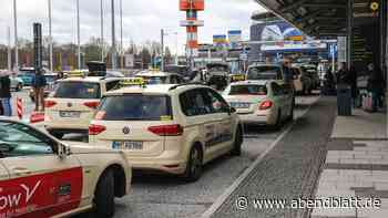Langes Warten auf Taxis am Flughafen: Neue Regeln sollen Passagieren helfen