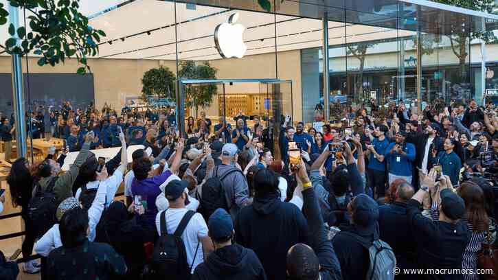iPhone Duo Brings Back Long Lines at Apple Stores