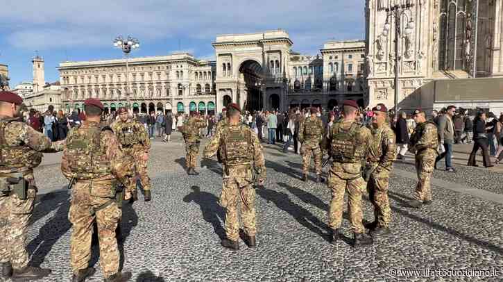Milano, 500 parà schierati in centro: i blindati Lince presidiano piazza Duomo in vista delle proteste